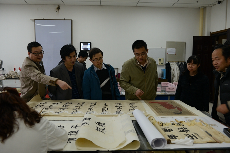 西安市科技局领导参观历史文化遗产保护教育部工程中心 - 副本.JPG