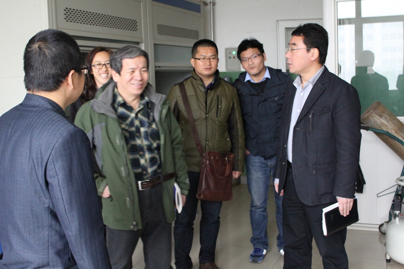 熊华教授一行参观我院实验室.JPG