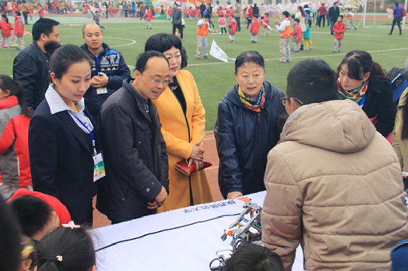 陕西师范大学实验小学科技文化周上的教育机器人展示.jpg